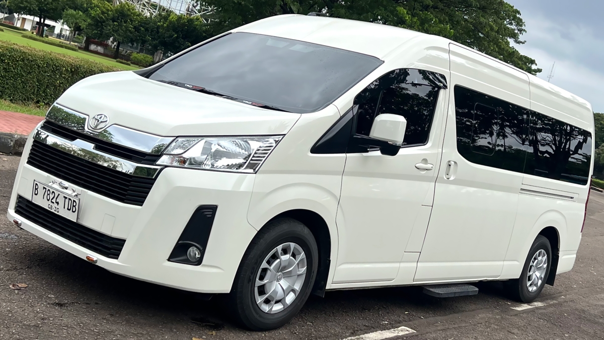 Sewa Toyota Hiace Premio Luxury